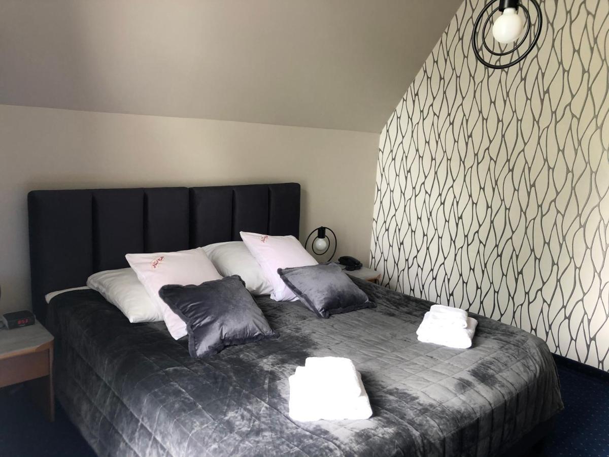 Hotel Bella Еленя-Гура Экстерьер фото