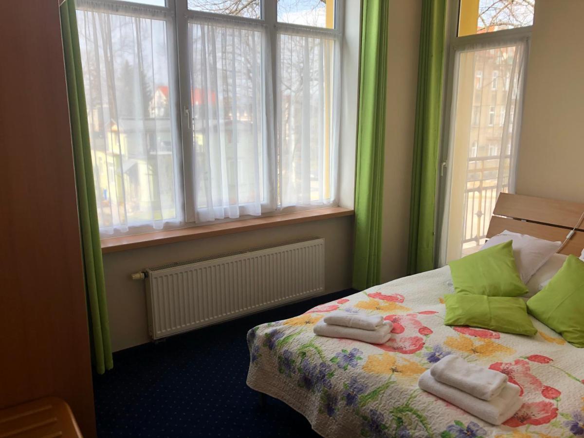Hotel Bella Еленя-Гура Экстерьер фото