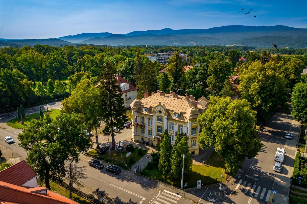 Hotel Bella Еленя-Гура Экстерьер фото